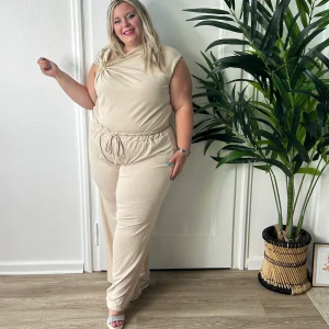 Top beige à boucle dorée