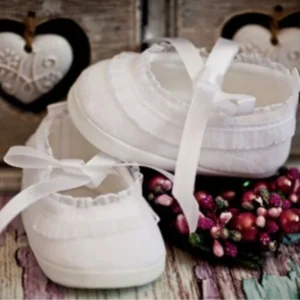 Chaussures de baptême Judy à volants en blanc