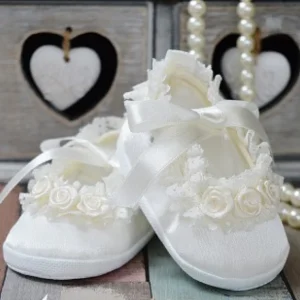 Chaussons de baptême Lydia en satin écru
