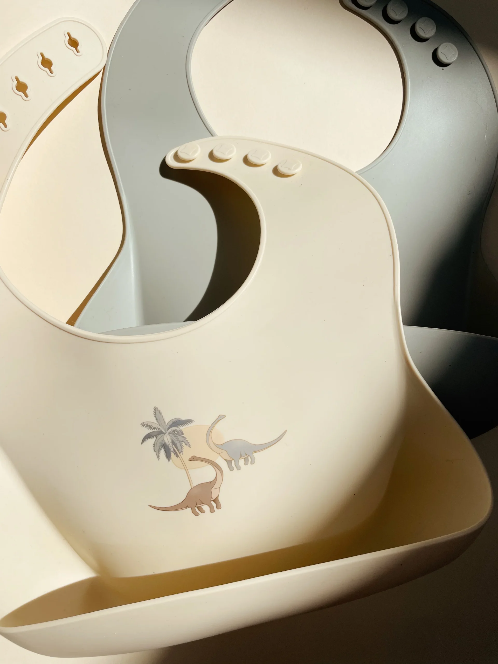 Konges Sløjd - Set de bavoirs en silicone Dino – Image 3