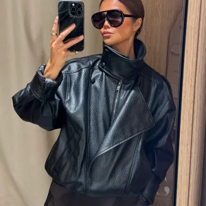 Veste noire pour femme en simili cuir avec col montant | coupe loose zippée